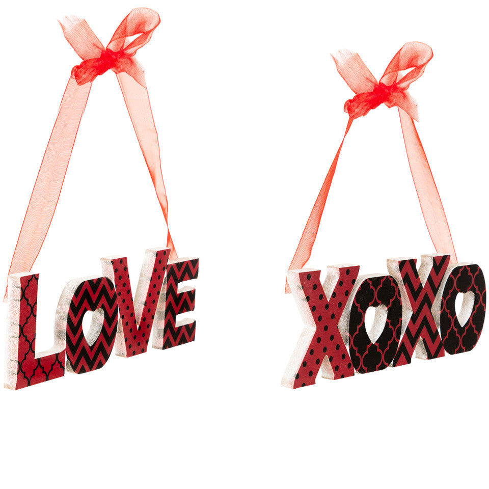 Wooden LOVE and XOXO Valentine&#39;s Day Wall Decorations