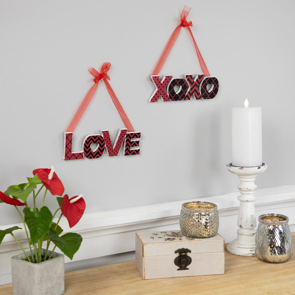 Wooden LOVE and XOXO Valentine&#39;s Day Wall Decorations